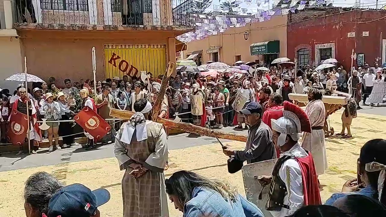 Parte de la representación de la pasión de cristo en indaparapeo 2025
