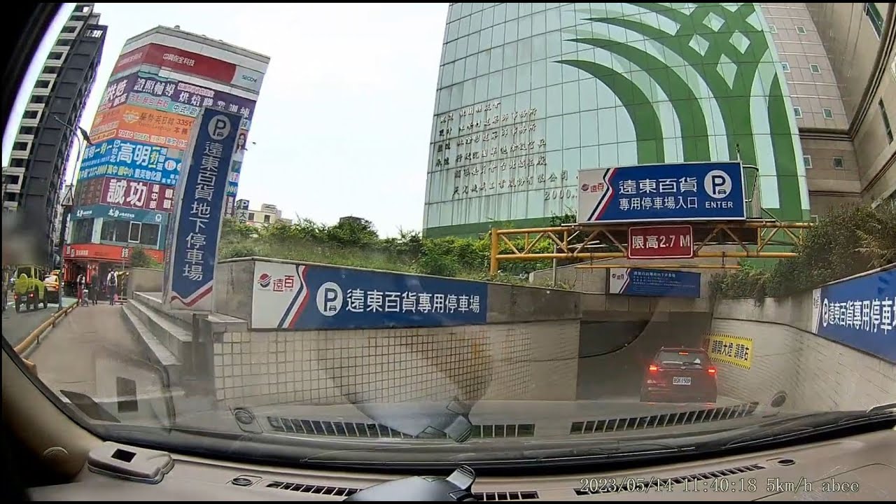 桃園遠東百貨停車場‎