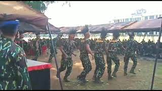 Anggota Brimob Menari Tarian Adat Papua..