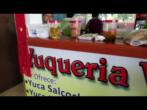 Comidas Típicas de El Salvador en Plaza Turistica en el pueblo Salcoatitan, Sonsonate