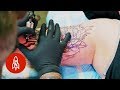 El tatuador que cubre tatuajes de odio