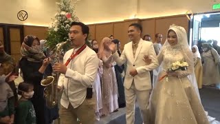 Pasangan Pengantin Romantis Banget Bikin Baper Kirab Saxophone Blue Monday Music Partner