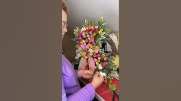 Spring Tulip Wreath🌷You’re going to love this tulip wreath for your front door this Spring!