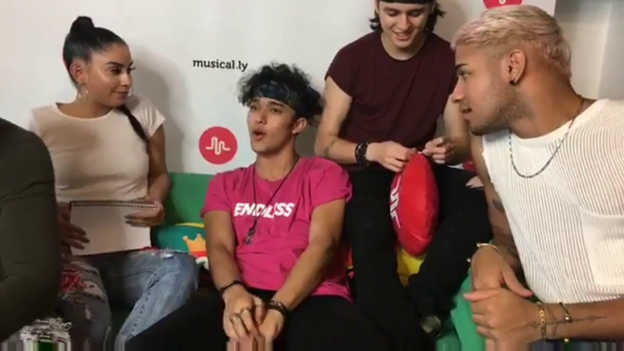 CNCO nombran un dato curioso sobre ellos. 📽: musical.ly
