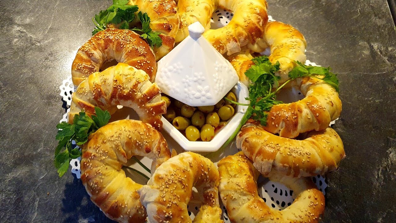 Hefeteig mit Thunfisch Herzhaft Pogaca Hefering Gebäck mit Sesam