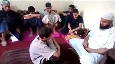 طفل يبكي فرحا لختامه حفظ القرآن الكريم