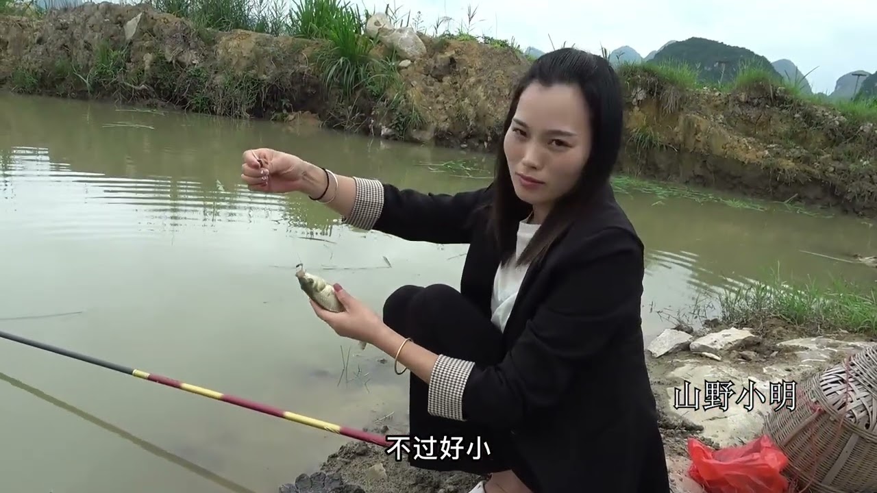 广东老板给小丫送鱼竿，刚收到就迫不及待地想钓大货，太搞笑了