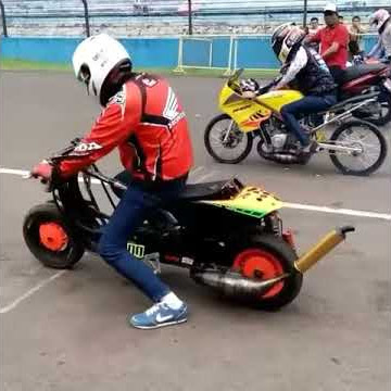 vespa vs ninja di sirkuit balap ini baru namanya balapan