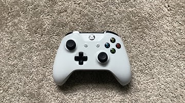 Playing 1v1 .LOL with an Xbox controller!