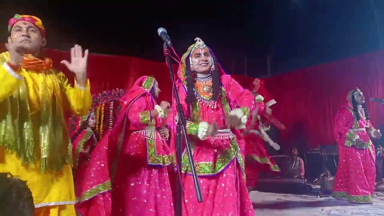 वृंदावन में यमुना जी के किनारे पुष्प की होली