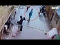 Khoảnh khắc người đàn ông lao tới đỡ bé trai rơi từ ban công ở Ai Cập