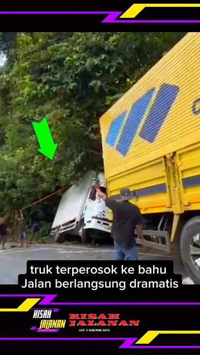 Momen evakuasi truk terperosok di bahu jalan #shorts