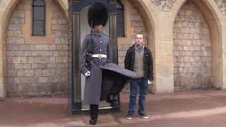 Парень с синдромом дауна подошёл к охране королевы, действия гвардейца ошарашили его Парень с синдромом дауна подошёл к охране королевы, действия гвардейца ошарашили его