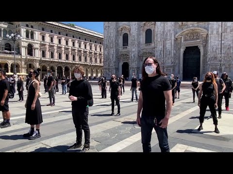 Flashmob di Ghemon, Lodo, Diodato, Levante e Agnelli in piazza Duomo: &quot;Non siamo saltimbanco&quot;