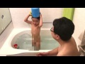 お風呂で頭からお湯をかぶる3歳児