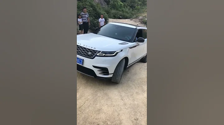 路虎星脉新车哈哈，我真替他紧张，前面几米大坑，这一掉一百个就打水漂了😆 - 天天要闻
