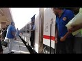 من داخل محطه قطار سوهاج لحظات وصول وقيام القطارات المصريه على الخطين الطوالى القاهرة اسوان والعكس