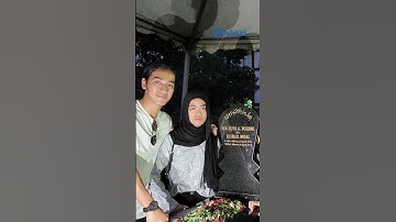 Thumbnail of Momen Abidzar dan Umi Pipik Lebaran, Ziarah Ke Makam Uje di Hari Kedua Idul Fitri