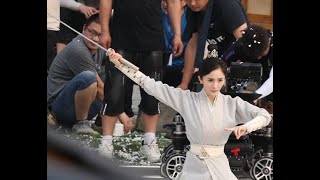 杨幂赵丽颖新剧撞造型，一样都是“女扮男装”，差距却很明显