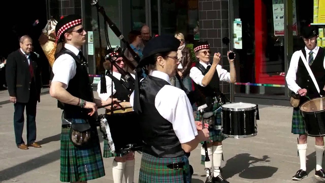 Pipe & Drum Band Spessart Highlanders am Hauptbahnhof in Aschaffenburg am 30.03.2014