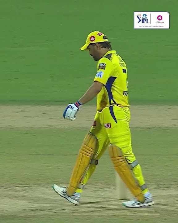 TATA IPL 2023: #CSKvRR | MS Dhoni walks out to bat | Streaming FREE on JioCinema