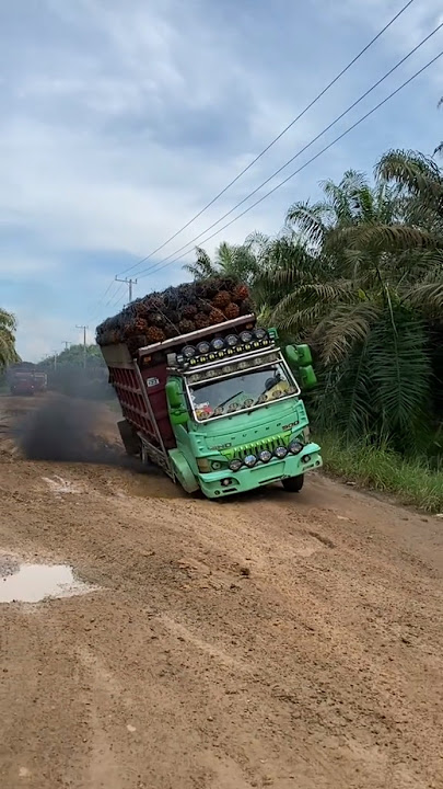 detik detik supir profesional nyelamatin truk muatan sawit yang hampir terbalik#trukacehviral#truk