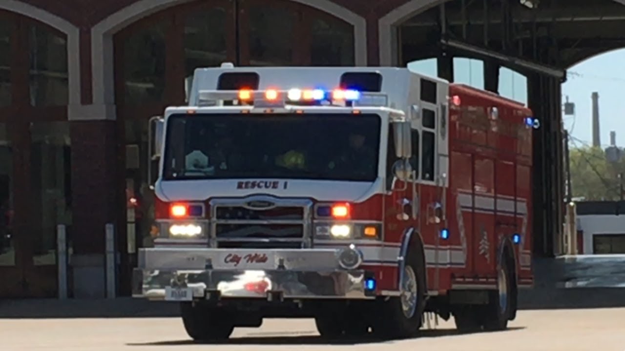 *Major Air Horns* Cedar Rapids Fire Department Engine 1 and Rescue 1