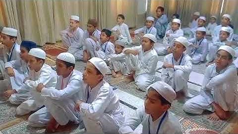 حفظ کےطلباء کو سورة الفاتحہ مقام بیات لہجے کی مشق ایک آواز کےساتھ