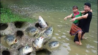 Survival Skills - Primitive Life Finding Fish Meet Big Fish In Mud Pit - Fishing For Survival