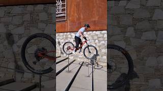 ROULER SUR UNE BARRIERE 😱  #vélo #vtt #wheeling #jump #sport