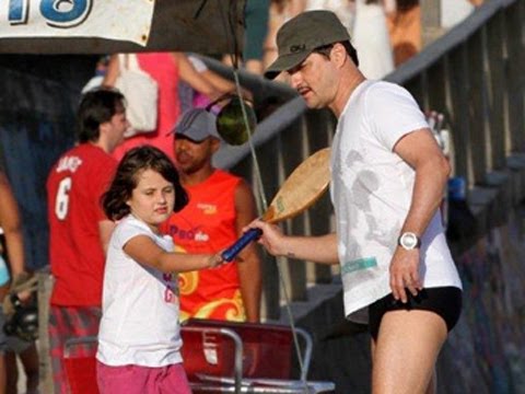 Marcelo Serrado joga frescobol em dia de praia com a filha