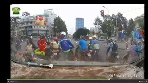 Kinh hoàng, cô gái bị cướp kéo lê hàng chục mét giữa phố SG