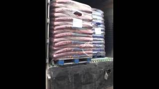 Walking floor unloading pallets