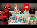 Papai Homem Aranha e Pequeno Batman Montando LEGO Duplo Caminhão do Alfabeto! Alphabet Truck!