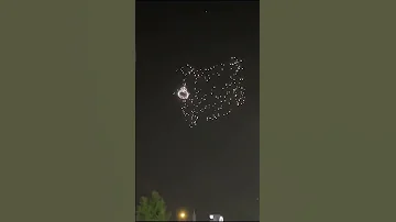 عرض غير تقليدي لطائرات درون مضيئة في السماء 