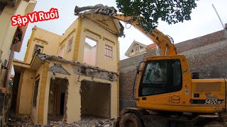 Terrified with the Sudden Fall of the Flies - Drive an Excavator narrowly escape the Door of Death
