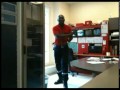 Youza mbalax danse un sapeur pompier dan son bureau