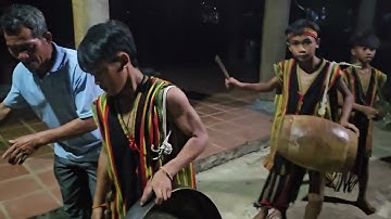 Truyền dạy cồng chiêng cho các em nhỏ dân tộc Brâu