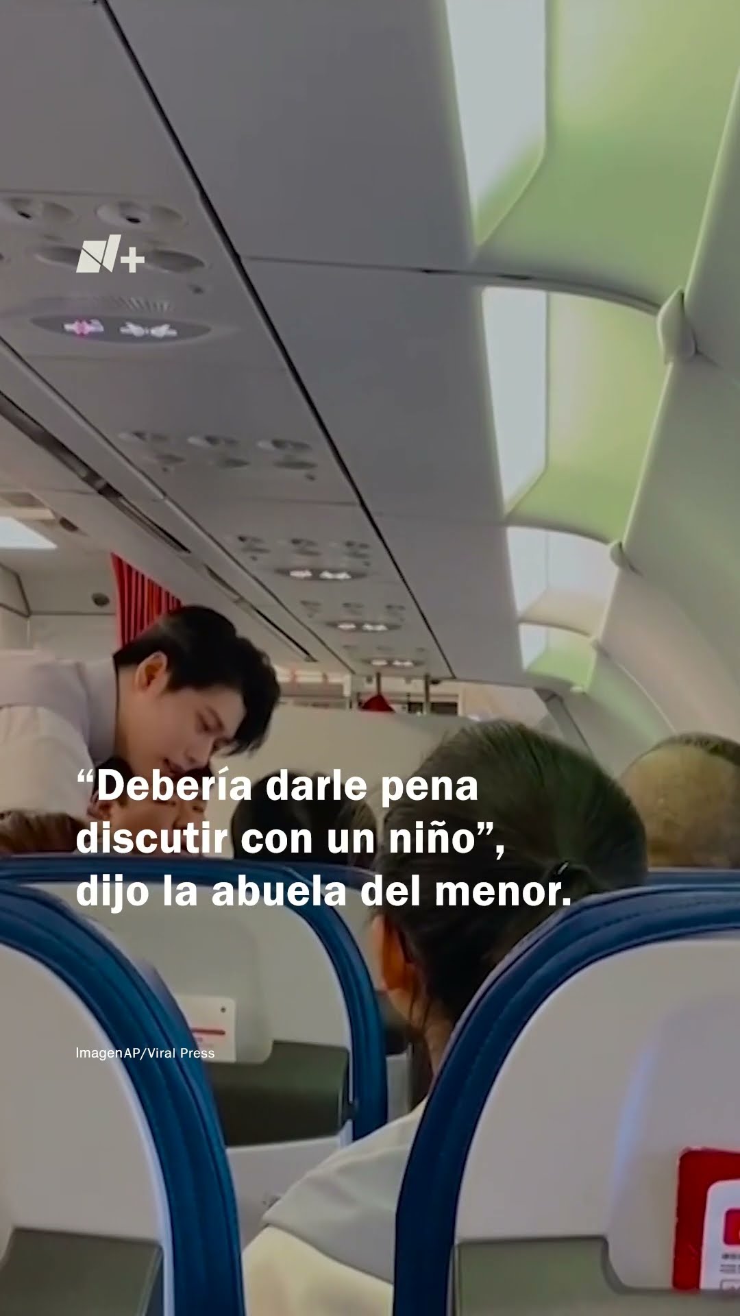 Niño patea asiento de pasajero y causa discusión - N+ #Shorts