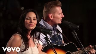 Miniatura del video "Joey+Rory - Turning To The Light (Live)"