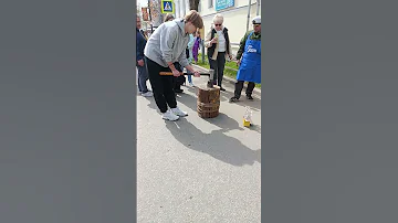 Russian Fun 300 Rubles For A Sledgehammer Blow 