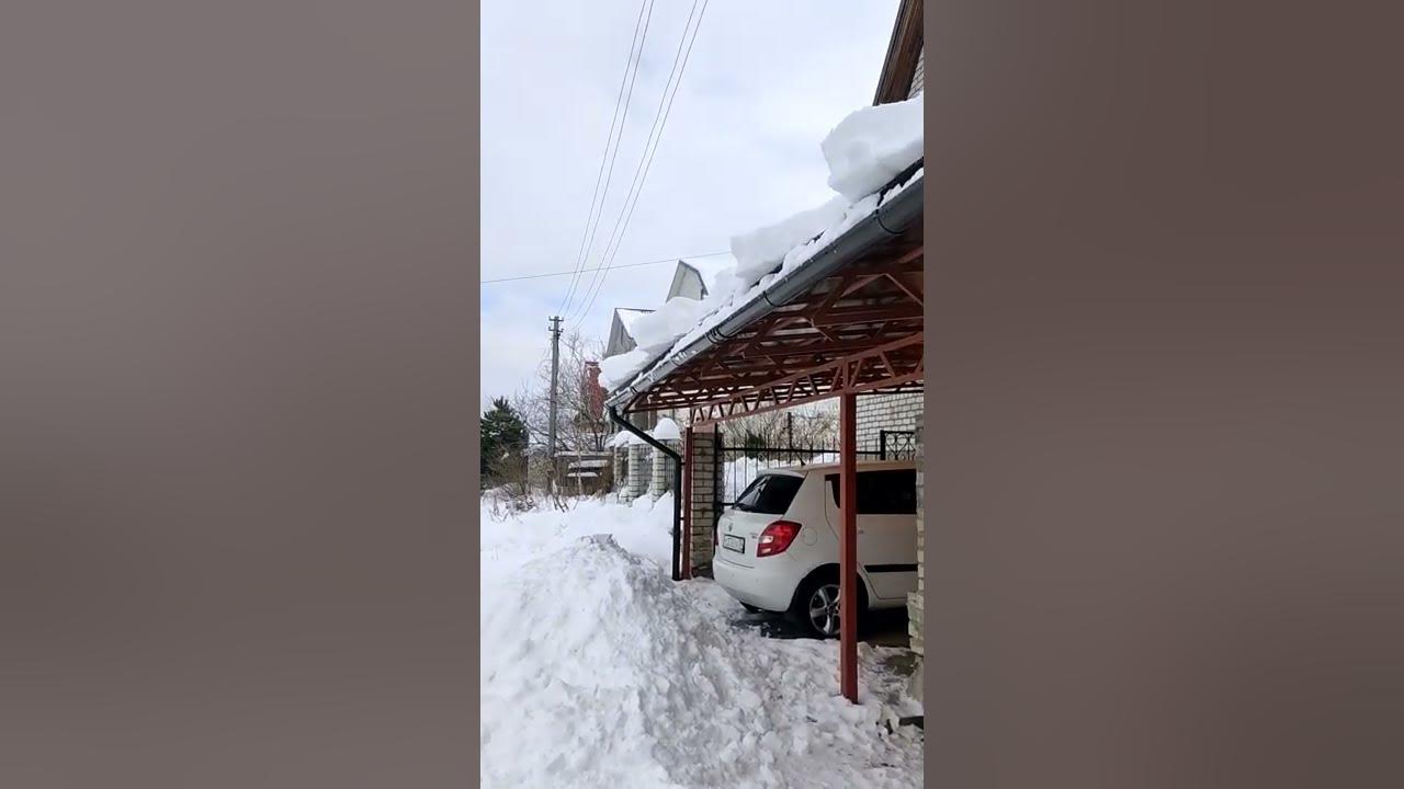 Попасть снежком в окно. Снег на крыше. Сход снега с крыши. Снег съезжает с крыши Курган. Снег на крыше деревня.