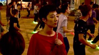 中国・武漢をロケ地にグイ・ルンメイが路上ダンスを披露／映画『鵞鳥湖の夜』本編映像