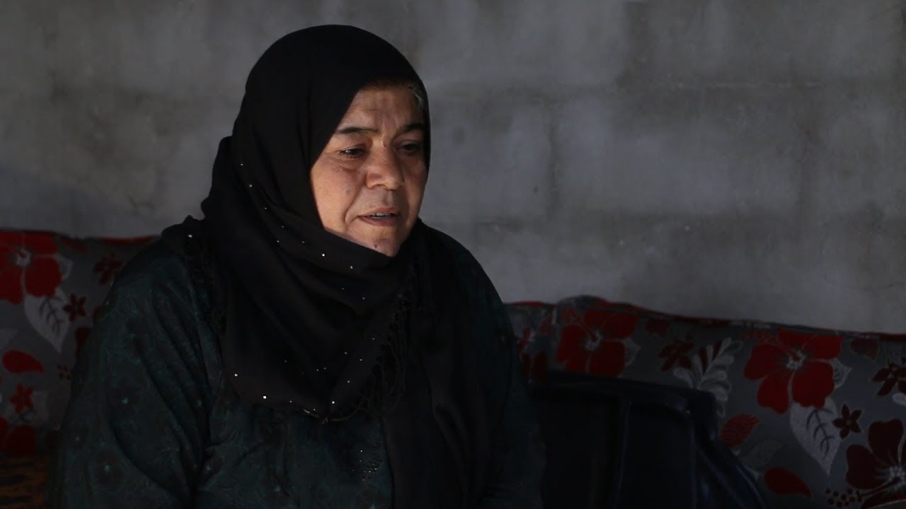 جدة سورية تربي أحفادها الثمانية في مخيمات أطمة