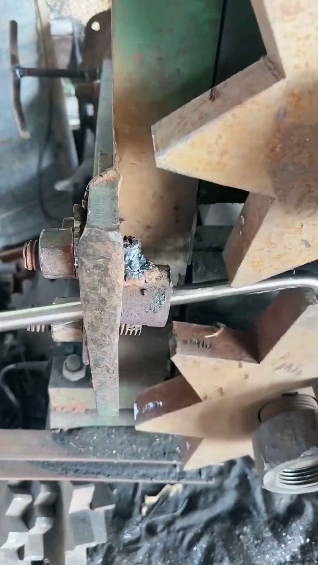 The process of making steel strands for the fence- Good tools and machinery make work easy
