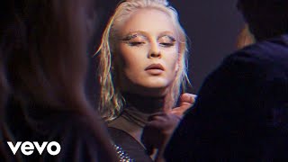 Zara Larsson - Behind the Scenes of Love Me Land Resimi