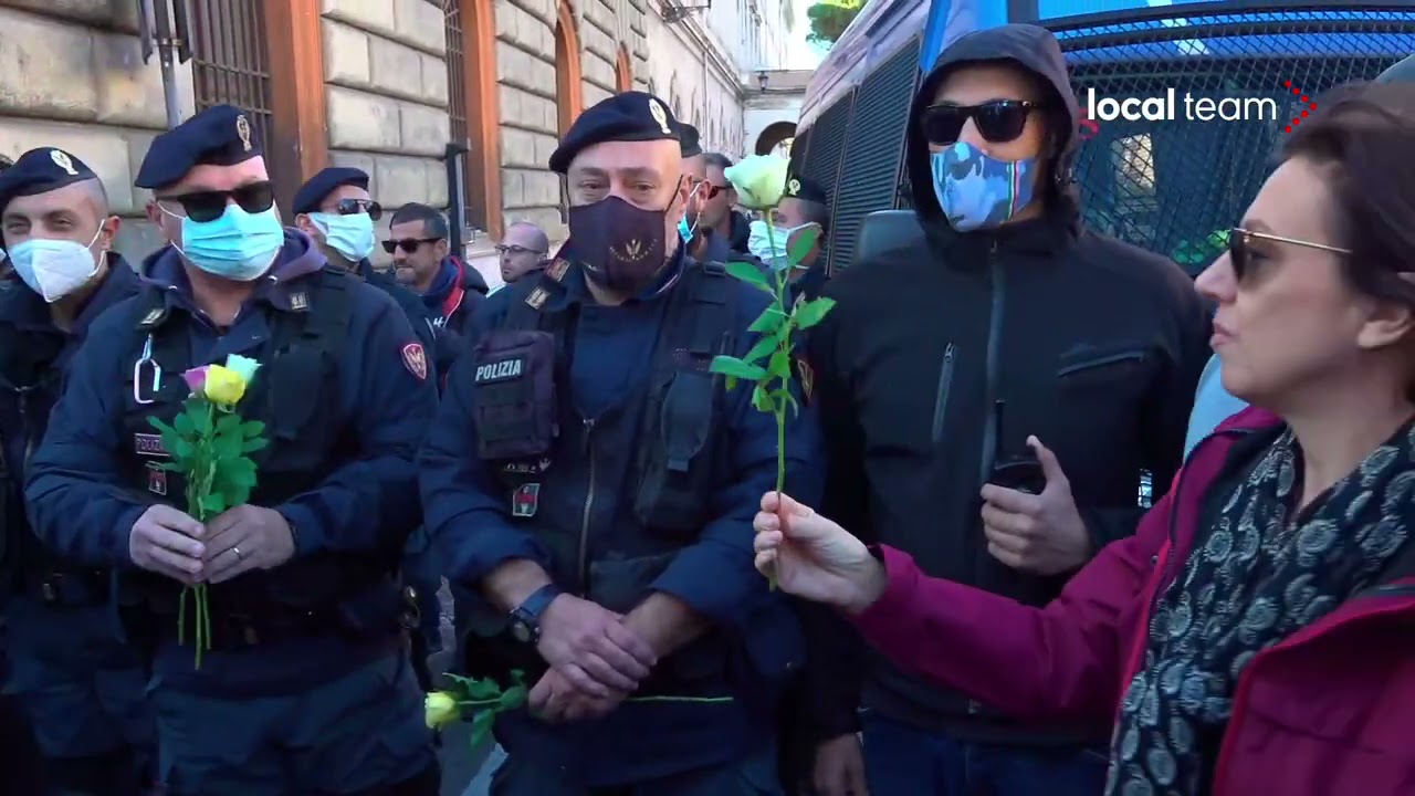 No Green Pass, manifestazione a Roma: un gruppo di donne regala fiori alla polizia