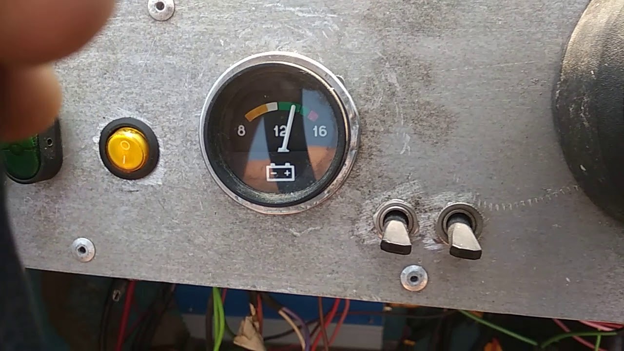 Скачет зарядка на Ямахе 30. - YouTube