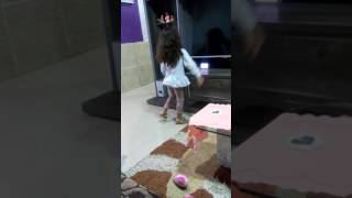 Menina de 3 anos dançando Anita
