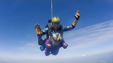 90-year-old Gladstone double amputee skydives